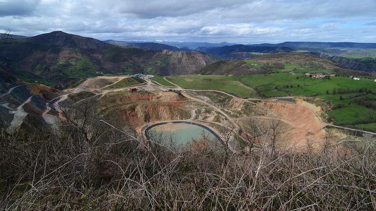 La alargada sombra de la mina de oro de Salave planea en el occidente asturiano