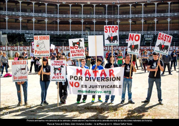 FOTOGALERÍA. Política. Protesta Antitaurina en la Plaza de toros de Gijón