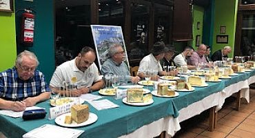 Cata de quesos acogidos a la DOP Quesu Gamoneu, en la sidrería Yumay de Aviles. VII edición, 2019.