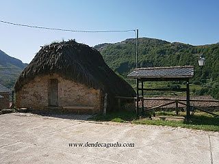 La Peral, braña y pueblo en Somiedo.