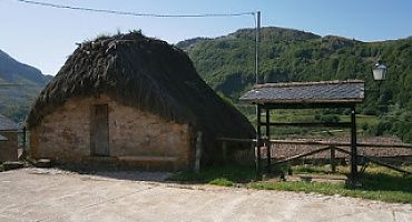 La Peral, braña y pueblo en Somiedo.