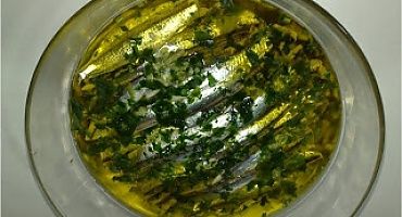 Proceso de la mutación química del boquerón crudo a boquerón en vinagre.