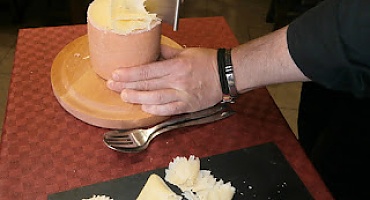 Tête de Moine, el histórico queso suizo “cabeza de monje”.
