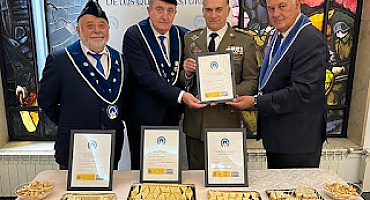El Círculo Gastronómico de los Quesos Asturianos colabora en el relevo del Coronel Juan Luis González, como Delegado de Defensa.