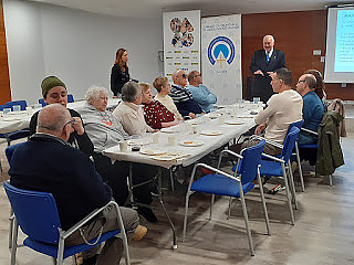 Círculo Gastronómico de los Quesos Asturianos imparte charla con degustación para personas con sordo-ceguera de la ONCE de Oviedo.