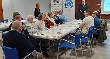 Círculo Gastronómico de los Quesos Asturianos imparte charla con degustación para personas con sordo-ceguera de la ONCE de Oviedo.