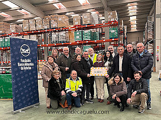 Entrega a la Fundación Banco de Alimentos del dinero recaudado en la subasta de los quesos ganadores en el XLIV Certamen del Queso Afuega´l Pitu 2026.