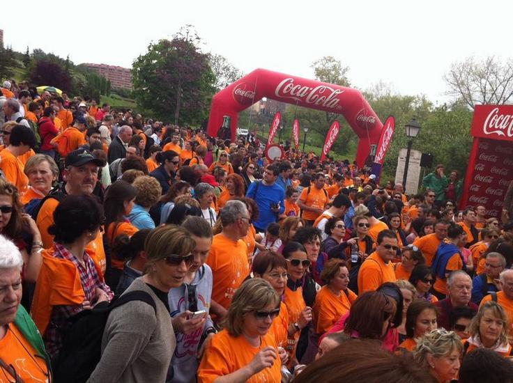 Una gran marea naranja recorre La Senda Verde de Oviedo, I Paseo Solidario Puentes del Mundo