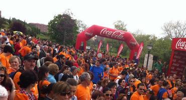 Una gran marea naranja recorre La Senda Verde de Oviedo, I Paseo Solidario Puentes del Mundo