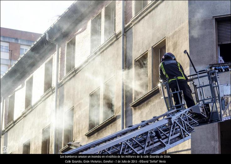 FOTOGALERÍA. Incendio en el edificio de los militares de la calle Ezcurdia de Gijón