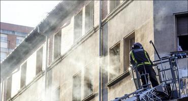 FOTOGALERÍA. Incendio en el edificio de los militares de la calle Ezcurdia de Gijón