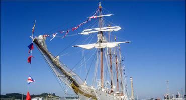 FOTOGALERÍA. Atraque del \"Juan Sebastián Elcano\" en Avilés.