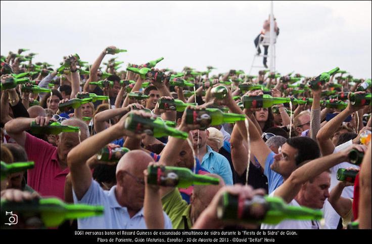 FOTOGALERÍA. Record Guiness de Escanciado Simultáneo de Sidra en Gijón