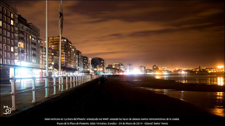 FOTOGALERÍA. 'La Hora del Planeta' en Gijón