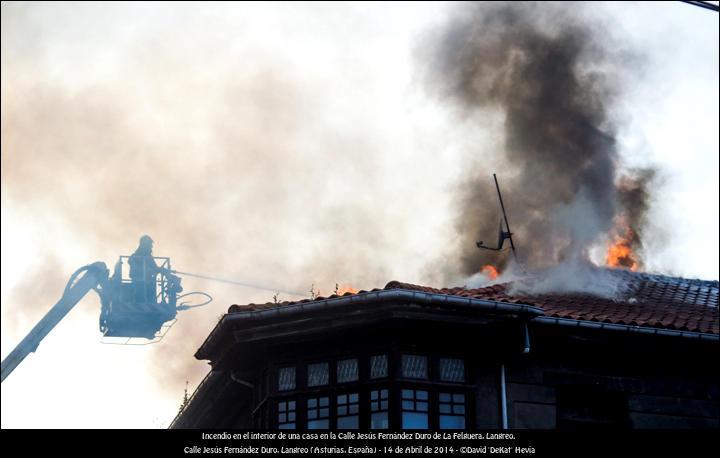 FOTOGALERÍA. Incendio en la C/Jesús Fdez Duro de Langreo
