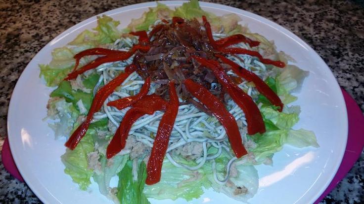 Ensalada de gulas, jamón y bonito del norte