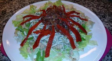 Ensalada de gulas, jamón y bonito del norte