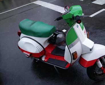 Vespa Iris 200. La \"Italiana Castrolera\"