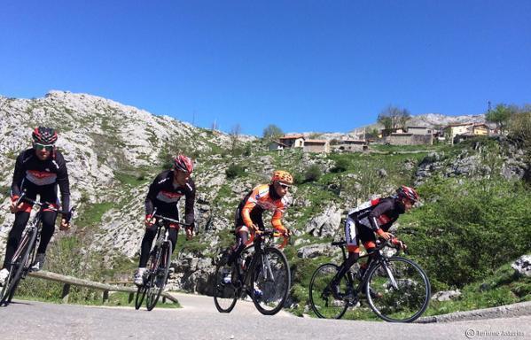 'Purito' toma la meta en la primera etapa asturiana de La vuelta