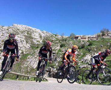 Purito toma la meta en la primera etapa asturiana de La vuelta