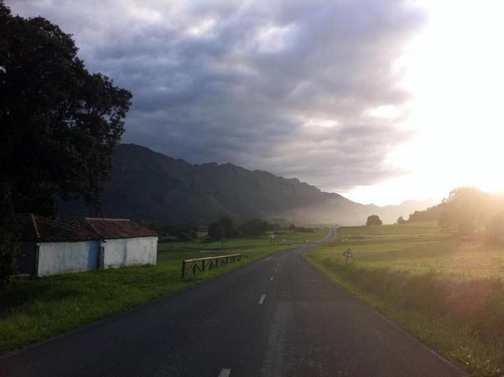 Andrín, la Sierra del Cuera y el atardecer