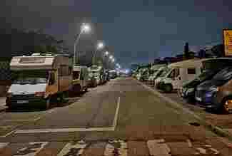 Autocaravanas estacionadas en la calle durante el anochecer