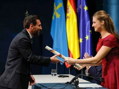 La princesa Leonor entrega el Premio de los Deportes a Leo Messi. Imagen facilitada a Asturias Mundial.