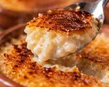 Cucharada de arroz con leche caramelizado
