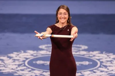 Christina Koch muestra el diploma del Premio de la Concordia. Imagen facilitada a Asturias Mundial.