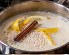 Arroz con leche, limón y canela en la olla