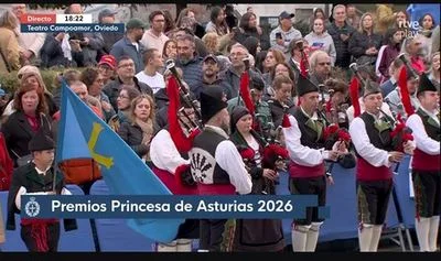 Ambiente y música tradicional en los exteriores del Campoamor. Fotograma de RTVE Play.