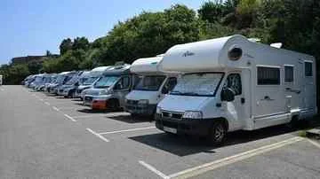 Autocaravanas estacionadas en batería en un aparcamiento