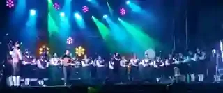 Banda Gaites Candás sobre un escenario con iluminación de concierto