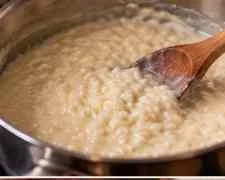 Arroz con leche cremoso durante su cocción