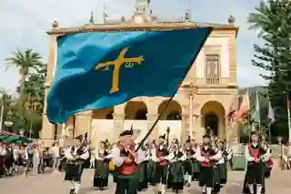 Banda Gaites Candás desfilando con la bandera de Asturias