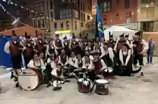 Componentes de la Banda Gaites Candás reunidos tras una actuación