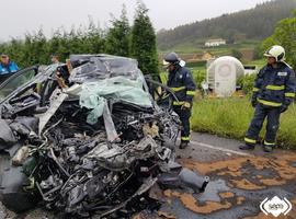 Un fallecido tras chocar su coche con un camión cisterna en Logrezana, Carreño