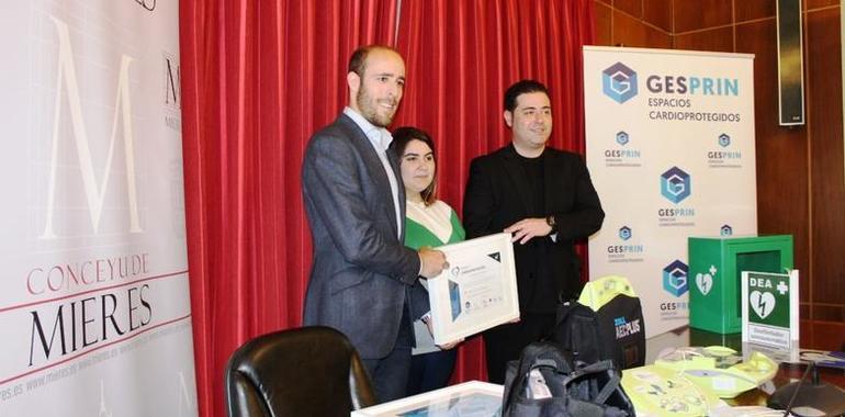 Mieres instala 7 nuevos desfibriladores en sus espacios públicos