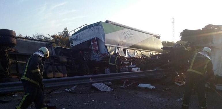 Dos heridos en sendos accidentes en la A-8 entre turismos y camiones