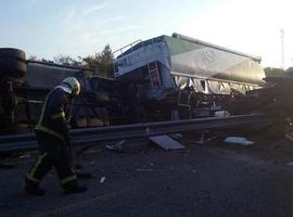 Dos heridos en sendos accidentes en la A-8 entre turismos y camiones