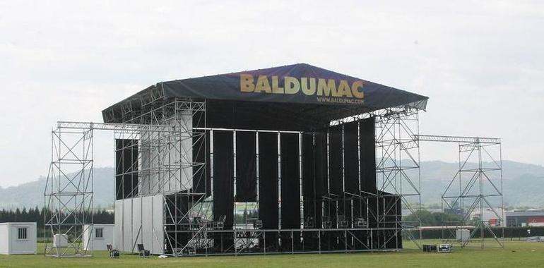 Mira BALDUMAC que camina patrás...