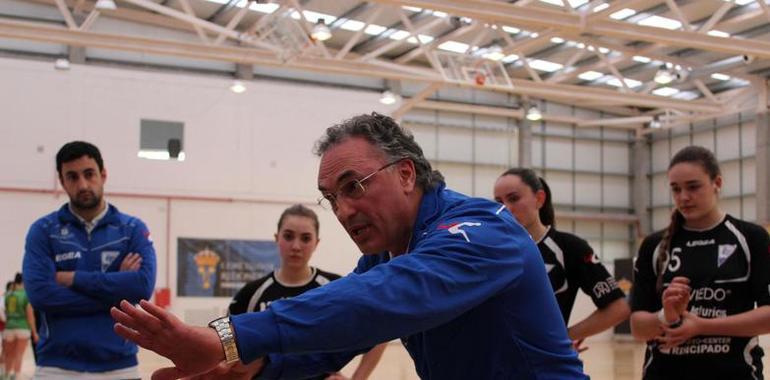 Manolo Díaz seguirá llevando las riendas del Oviedo Balonmano Femenino