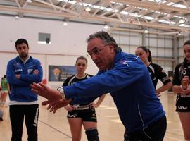 Manolo Díaz seguirá llevando las riendas del Oviedo Balonmano Femenino