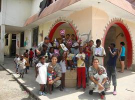 La FACh entrega material escolar para el nuevo curso de niños haitianos