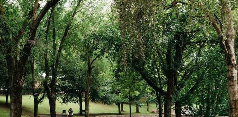 CaleyAvilés ufre una visita guiada nasturianu pel parque de La Madalena