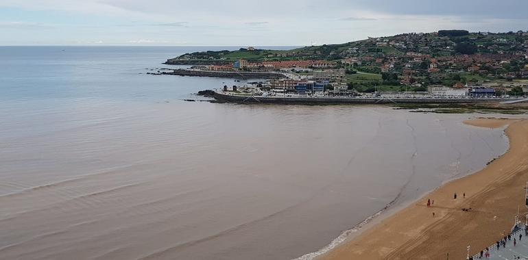 Una gran mancha obliga a cerrar al baño la playa de San Lorenzo