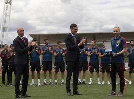 Sánchez entrega la Gran Cruz del Mérito Deportivo al futbolista Andrés Iniesta 