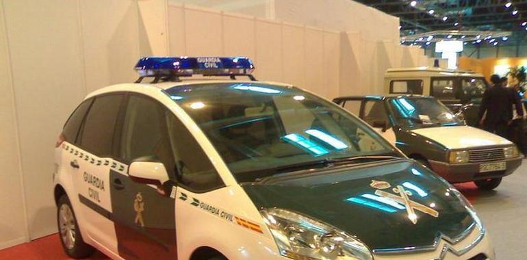 Detenido conductor sin permiso de circulación por intercambiarse al volante con su novia