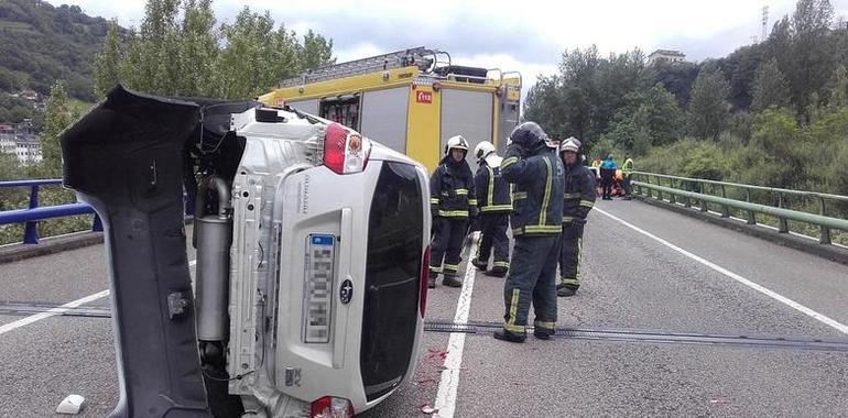 Tres mujeres heridas al chocar sendos coches en El Entrego