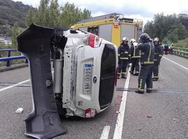 Tres mujeres heridas al chocar sendos coches en El Entrego
